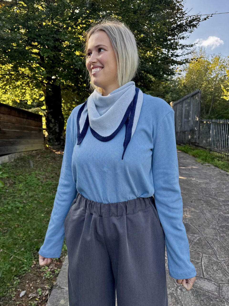 Sciarpa bandana turchese con bordo blu