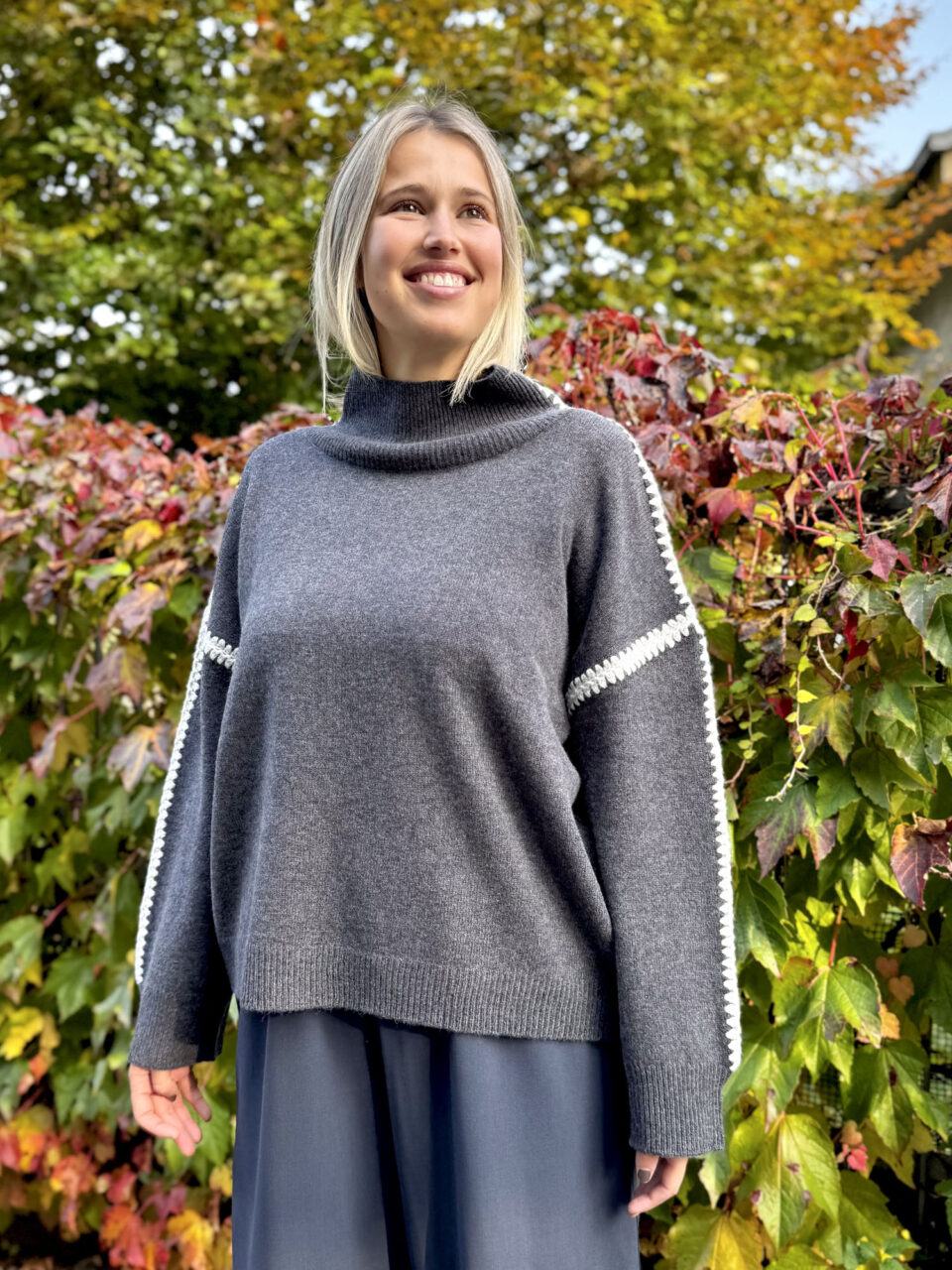 Maglione grigio con impunture écru
