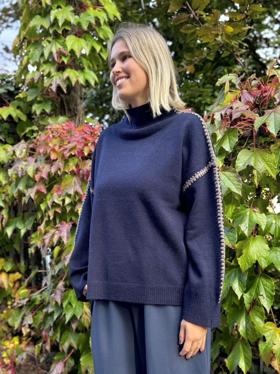 Maglione blu con impunture nocciola